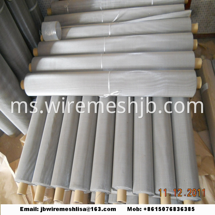 Technical Note: Standard width of stainless steel wire mesh: 1m or 48"; stainless steel wire mesh with extra roll width of 4m also available. Standard roll length of stainless steel wire mesh: 30m or 100'. Plain Weave Description: Plain Weave is a kind of commonly used weaving method.The warp wire that establish the length of the wire mesh and the weft wire, parallel to the width, cross one another, alternating one on the top and one under, forming a 90° angle between each other. Solid woven wire mesh may have a square or rectangular opening. Plain Woven Wire Mesh Clothes are basic components in the production of filters, colanders for aliments, chemicals products, shielding, mosquito nets, etc.